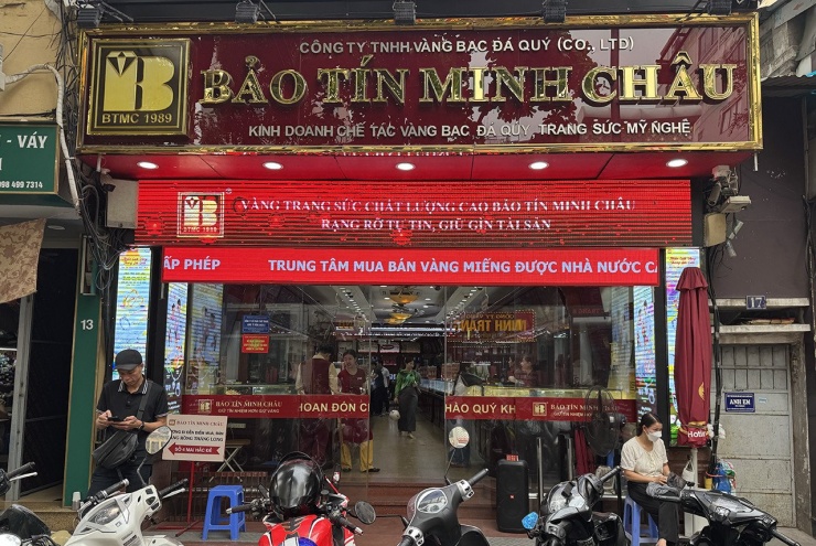Giá vàng lao dốc, 'phố vàng' vắng tanh, Bảo Tín Minh Châu bán hàng kiểu mới - 2