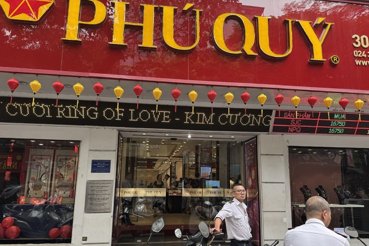 Giá vàng lao dốc, 'phố vàng' vắng tanh, Bảo Tín Minh Châu bán hàng kiểu mới - 4