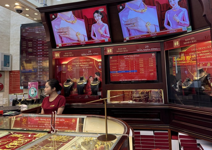 Các cửa hàng vàng đều vắng khách. Ảnh: D.A