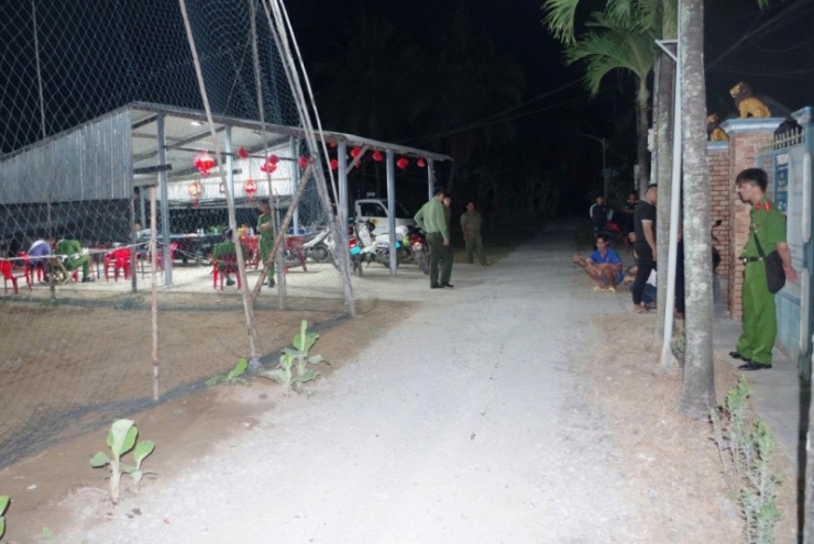 Cơ quan điều tra khám nghiệm hiện trường xảy ra vụ việc.