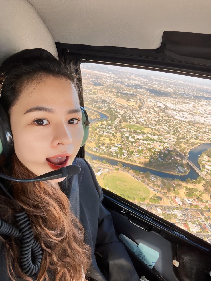 Nữ du khách Việt trải nghiệm bay trực thăng ngắm Melbourne