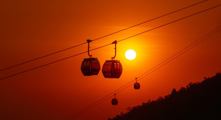 Để có được bức ảnh, Triều mất nhiều ngày khảo sát, chọn điểm đứng và canh thời gian, đồng thời theo dõi độ ẩm, lượng mây và thời điểm mặt trời lặn qua ứng dụng điện thoại. Anh cho biết, yếu tố quyết định vẫn là sự kiên nhẫn, chờ đúng khoảnh khắc hiếm có. Ảnh: HẢI TRIỀU