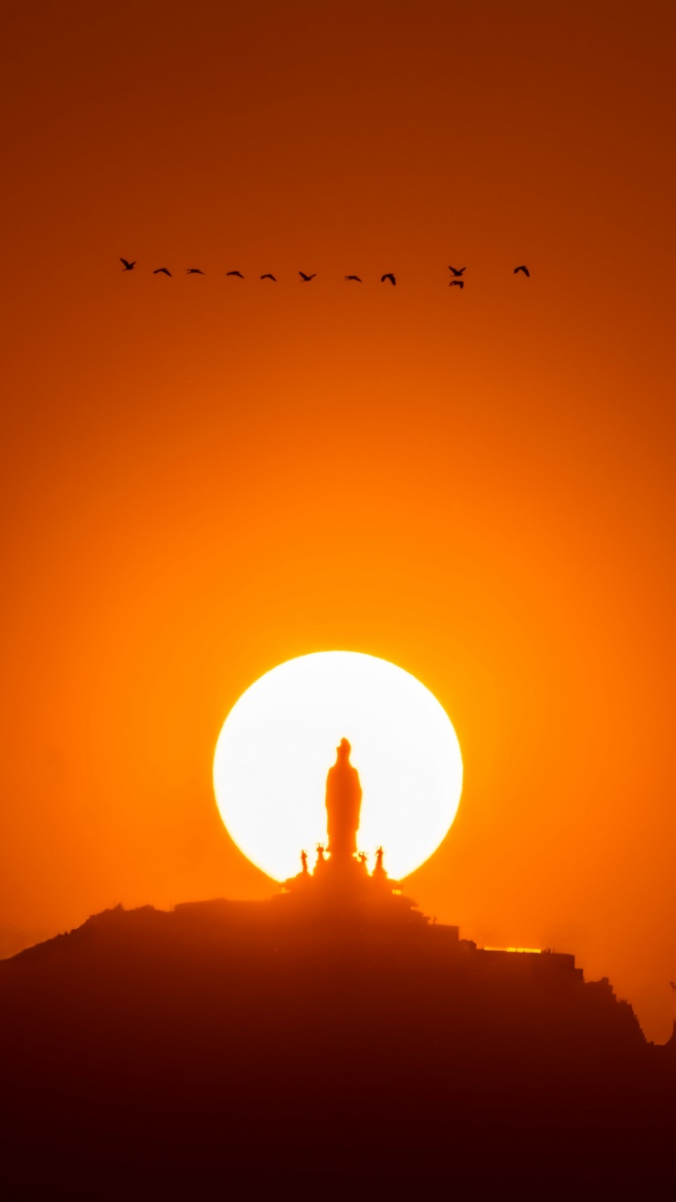 Tượng Phật Bà nằm trong vùng tối, trong khi mặt trời sáng rực, tạo hiệu ứng tương phản mạnh. Ảnh: HẢI TRIỀU