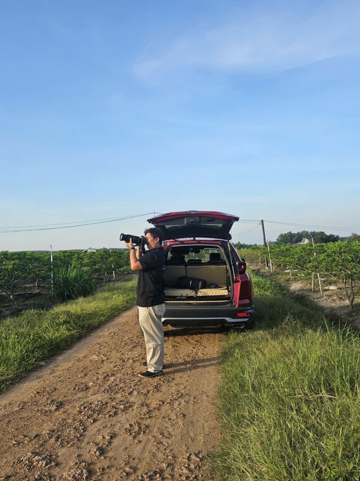 Trước đó, anh nhiều lần ghi lại cảnh hoàng hôn và lên đèn tại núi Bà Đen, thử nghiệm nhiều góc chụp, kể cả flycam. Lần này, anh di chuyển ra hồ Dầu Tiếng để tìm góc nhìn gần hơn về phía núi.