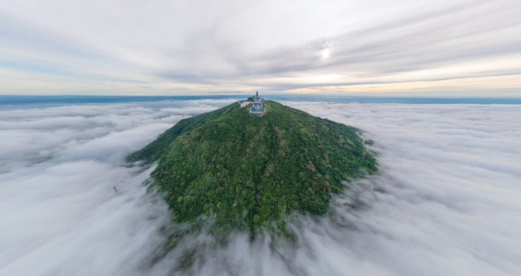 Núi Bà Đen sừng sững giữa mây trắng, khung cảnh hùng vĩ giữa thiên nhiên Nam Bộ. Ảnh: HẢI TRIỀU