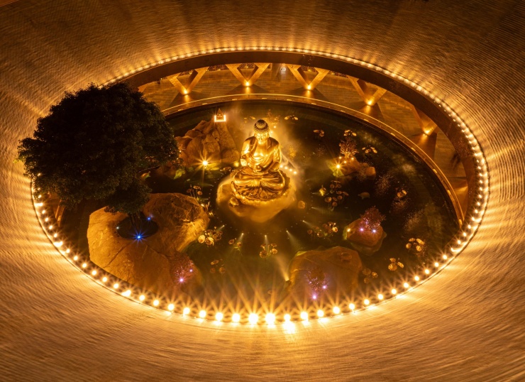 Tượng Đức Phật Câu Na Hàm Mâu Ni cao 7,2 m, dát vàng 24k, tỏa sắc vàng rực rỡ trên đỉnh núi Bà Đen. Ảnh: HẢI TRIỀU