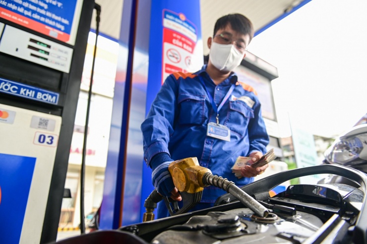 Giá xăng đi xuống. Ảnh: Nguyễn Huế