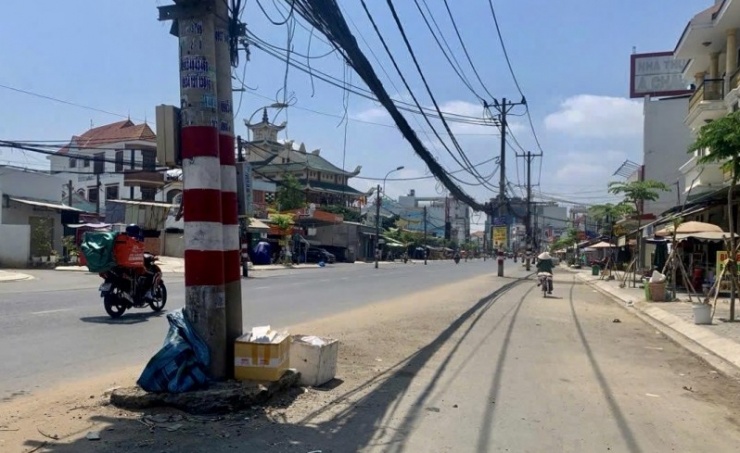 Dự án nâng cấp, mở rộng đường Nguyễn Thị Định đang dần hình thành diện mạo mới. Người dân nơi đây trông chờ vào một diện mạo mới khi đường được mở rộng, không còn chứng kiến những vụ TNGT thương tâm.