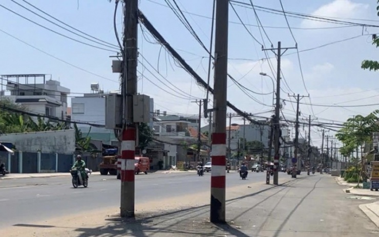 Nhiều người dân còn tận dụng phần bên dưới cột điện để tập trung rác gây ra cảnh nhếch nhác, khó chấp nhận. Tuyến đường này đang thi công vào ban đêm đèn đường không đủ sáng dễ dẫn đến những sự cố giao thông đáng tiếc.