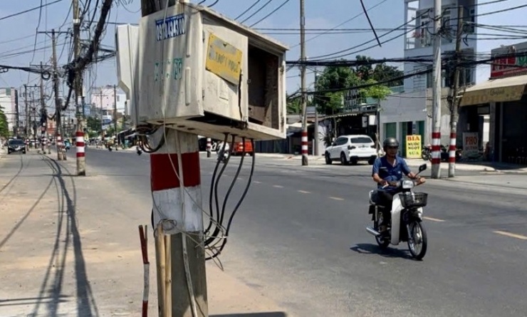 Tuy nhiên khi mở rộng tuyến đường này, gần 200 cột điện đang nằm trên vỉa hè bỗng chốc “dời hộ khẩu” xuống lòng đường khiến các phương tiện di chuyển trên tuyến đường này phải luồn lách, né tránh. 