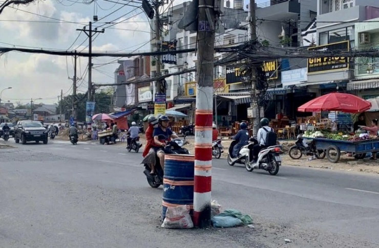 Qua tìm hiểu được biết khoảng 200 trụ điện chiếm ngữ lòng đường Nguyễn Thị Định, trong đó riêng đoạn qua phường Cát Lái có gần 150 trụ. Nguyên nhân các trụ điện này án ngữ như chướng ngại vật thách thức các phương tiện là do công tác bồi thường, giải phóng mặt bằng và thủ tục chuyển kinh phí cho ngành điện lực vẫn đang trong quá trình hoàn tất.