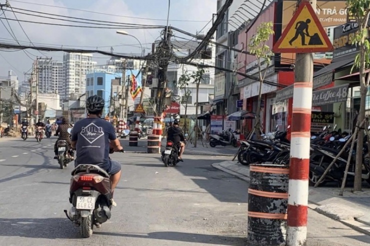 Người điều khiển phương tiện phải luồn lách để tránh chướng ngại vật trên đường.