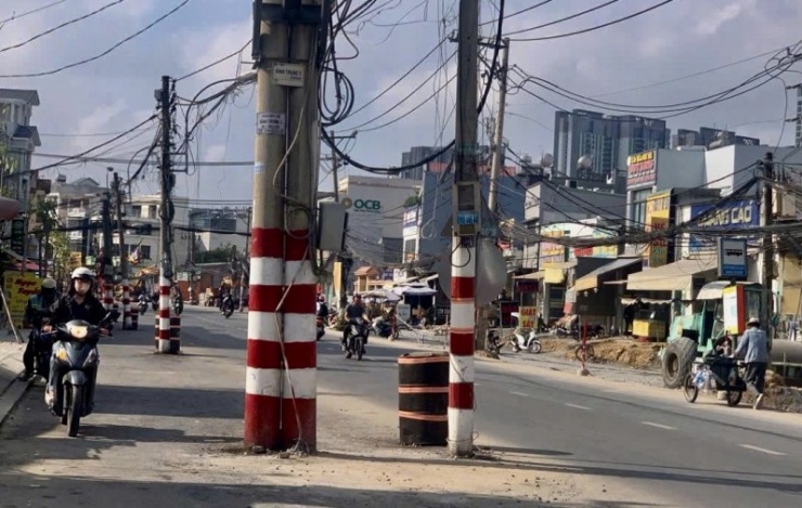 Để tránh các sự cố va chạm khi hàng cột điện chưa di dời, cơ quan chức năng đã thiết kế thùng phuy sơn phản quang đặt dưới chân cột điện để người dân sớm phát hiện tránh né, tuy nhiên đây chỉ là biện pháp tạm thời vì nhiều người vẫn va chạm với các thùng phuy này vào ban đêm khi lơ là trong lúc lái xe.