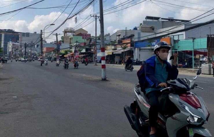 Được biết dự án mở rộng đường Nguyễn Thị Định đã đạt khoảng 70% tiến độ. Một số hàng mục còn vướng mặt bằng dẫn đến việc thi công chưa đồng bộ, trong đó có việc di dời hàng cột điện trên. Người dân nơi đây mong muốn chủ đầu tư dự án cần có biện pháp kịp thời, tránh các vụ TNGT xảy ra tại tuyến đường này khi đường chưa hoàn thiện.