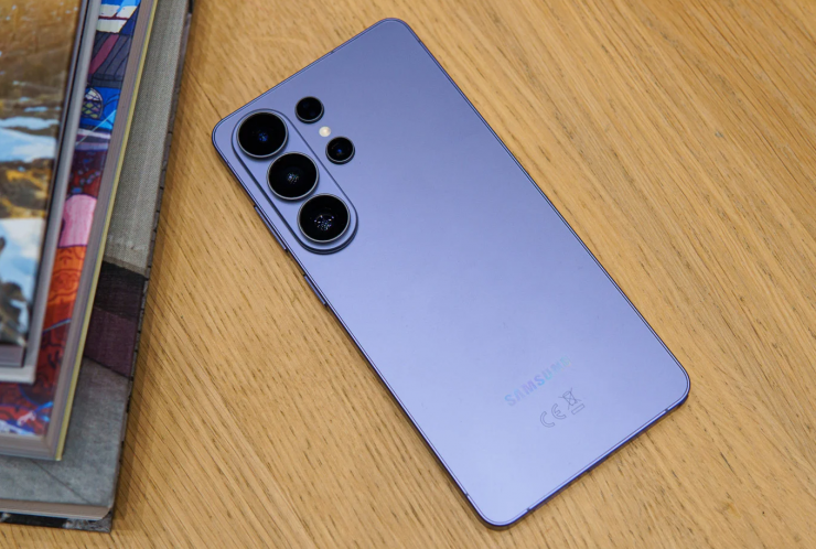 Galaxy S26 Ultra không còn vuông vức như các thế hệ trước. Ảnh: PhoneArena