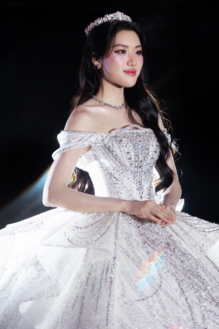 Hình ảnh diện váy cưới được Phương Oanh chia sẻ trên trang cá nhân: "Shining bright like a bride" (tạm dịch: Toả sáng như một cô dâu).