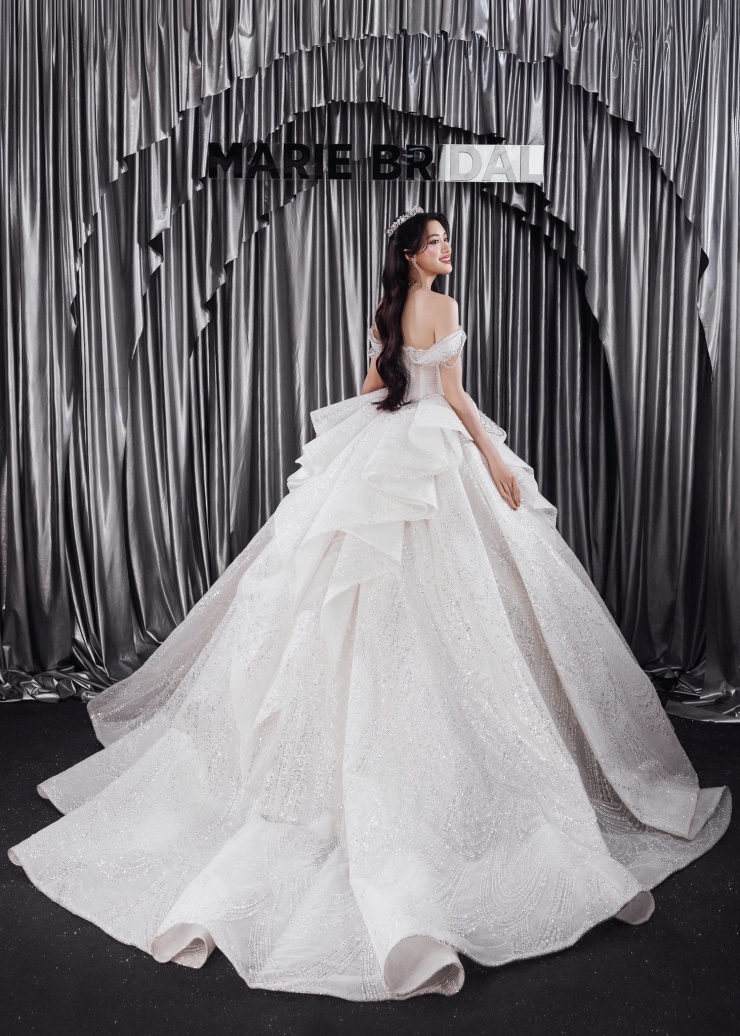 Cô nàng cho biết đang từng bước hoàn thiện bản thân để có một nhiệm kỳ Hoa hậu rạng rỡ.