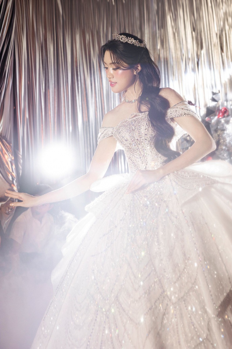 Sau khi đăng quang tại chung kết Miss World Vietnam 2025, Phương Oanh nhanh chóng trở thành cái tên nhận được nhiều sự quan tâm từ công chúng.