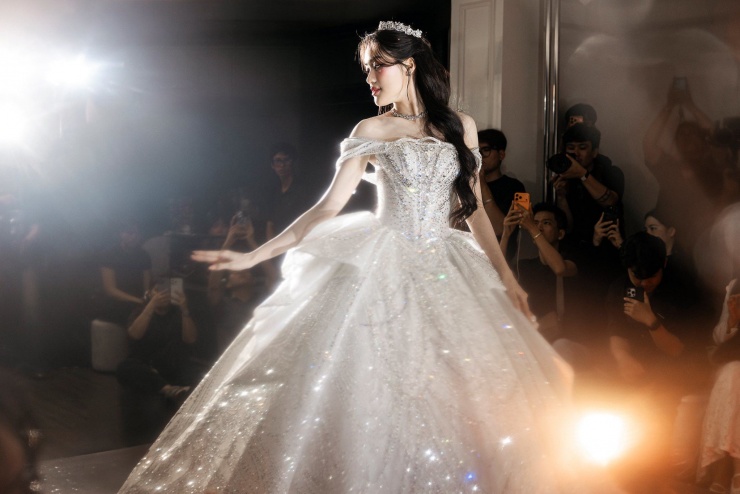 Phan Phương Oanh, sinh năm 2003 tại Hà Nội, vừa đăng quang Miss World Vietnam 2025. Người đẹp ghi điểm với diện mạo tươi tắn, thần thái cuốn hút cùng nền tảng học vấn ấn tượng khi tốt nghiệp Đại học Kinh tế Quốc dân. Bên cạnh đó, cô sở hữu khả năng ngoại ngữ nổi bật với IELTS 7.5 và giao tiếp tiếng Trung thành thạo. Theo kế hoạch, Phương Oanh sẽ tham gia thi Miss World 2027.