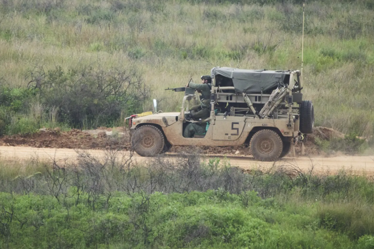 Binh sĩ Israel lái xe ở miền Nam Lebanon ngày 9-4. Ảnh: AP