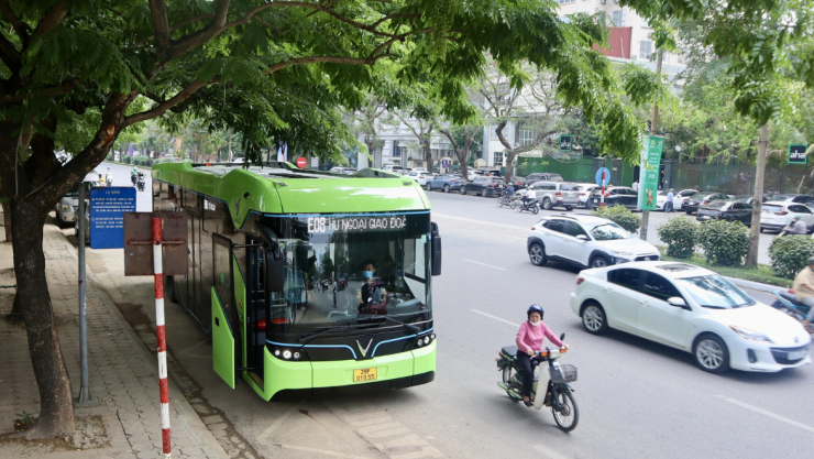 Thành phố Hà Nội đang tăng tốc “xanh hóa” xe buýt trong Vành đai 1, đồng thời bổ sung các tuyến buýt điện cỡ nhỏ để tiếp cận các khu phố hẹp. Ảnh: Tất Định