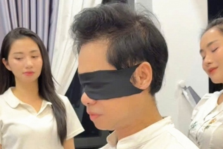 Ca sĩ Ngọc Sơn gây sốt khi bịt mắt đánh đàn điệu nghệ cho 2 á quân hát