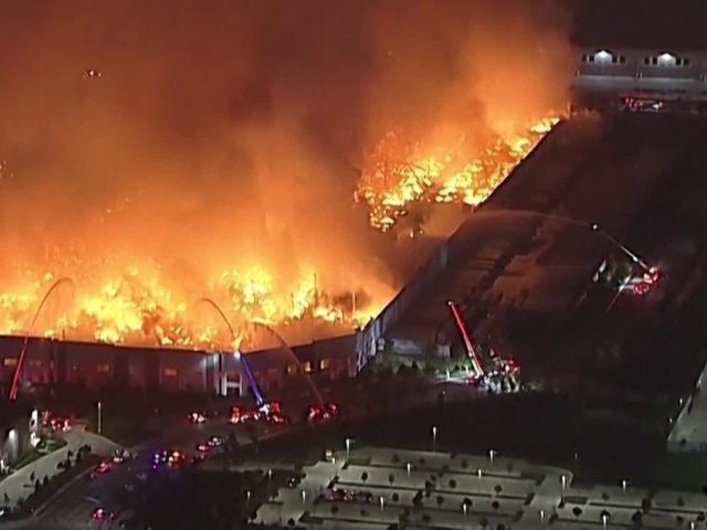 Video: Biển lửa nuốt trọn kho giấy vệ sinh khổng lồ ở California