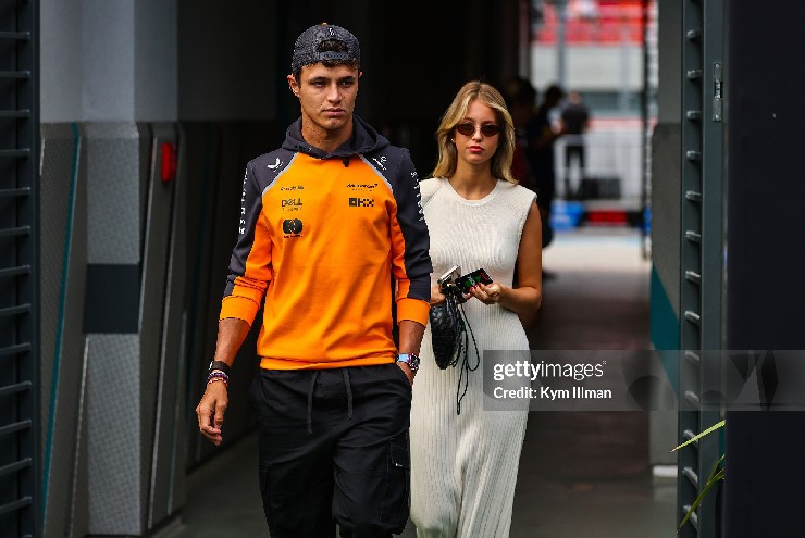 Nhà vô địch đua xe tình tứ bên bạn gái xinh như mộng, đập tan tin đồn chia tay