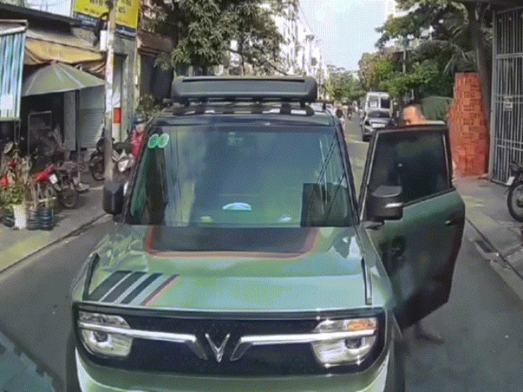 Clip tài xế ô tô ở TPHCM bỏ xe giữa đường sau mâu thuẫn giao thông