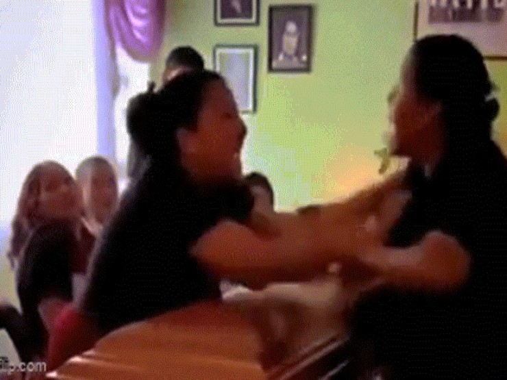 Ẩu đả giữa đám tang vì phát hiện cùng là 'bạn gái' của người quá cố