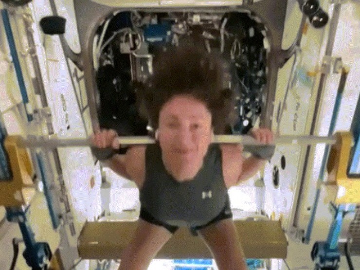 Phi hành gia tập thể dục trong tàu vũ trụ ra sao?