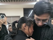 Đoàn tụ con sau 33 năm, người cha liệt giường bất ngờ đi lại