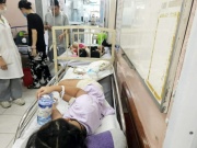 Hàng loạt học sinh nghi ngộ độc, trường ở TP HCM tạm dừng bán trú