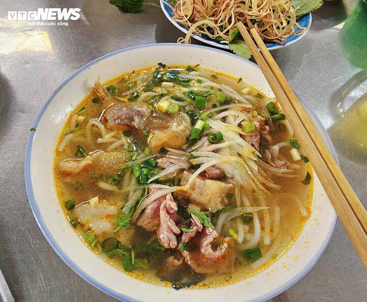 Một tô bún bò bình dân được bán với giá 45.000 đồng.