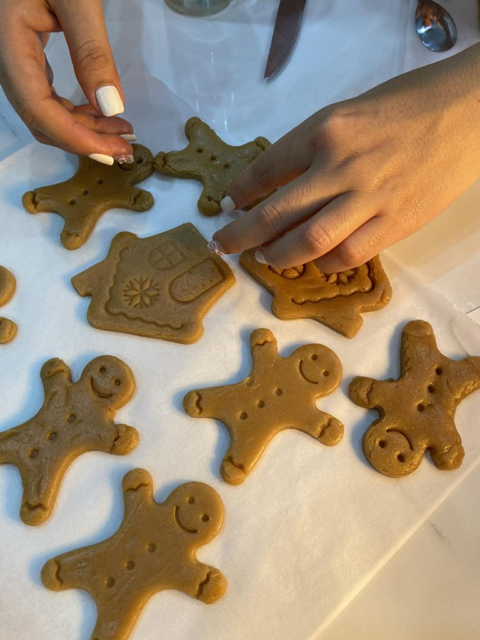 Phương Uyên thích ở nhà làm bánh vào mỗi cuối tuần. Ảnh: NVCC