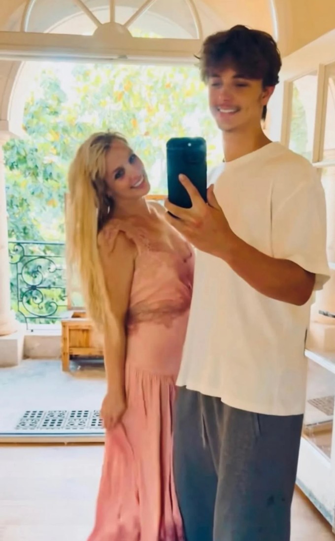 Britney 'đọ' dáng bên Jayden