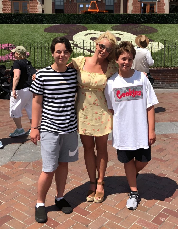 Ngoại hình hai con trai cao hơn 1,9 m của Britney Spears - 8