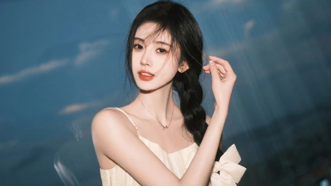 Làn da trắng mịn đều màu giúp Cúc Tịnh Y giữ được hình ảnh trẻ trung, mong manh đặc trưng.