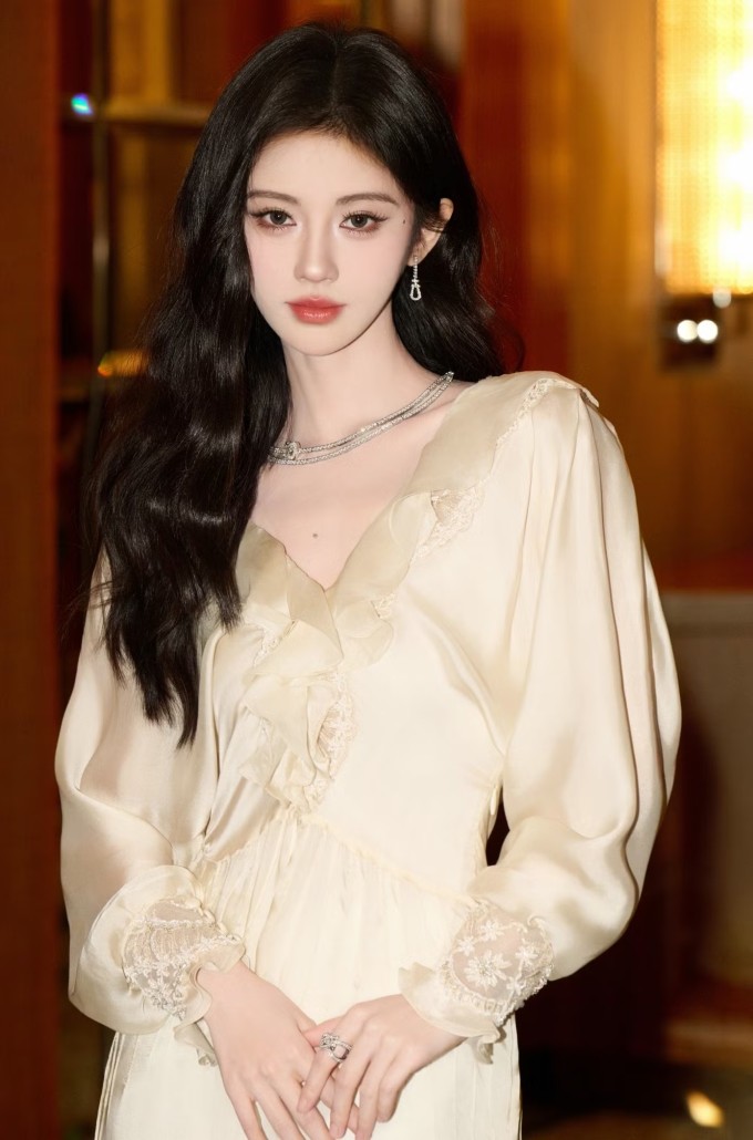 Nữ diễn viên sinh năm 1994 giữ làn da trắng mịn không tỳ vết nhờ làm sạch đúng cách, dưỡng ẩm nhiều lớp.