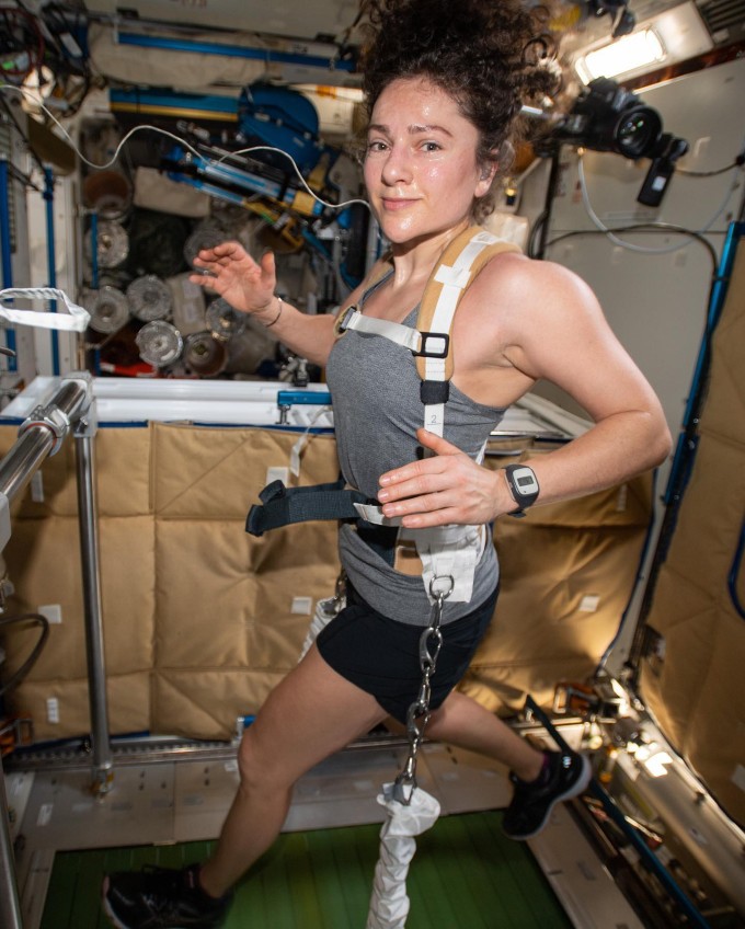 Khi chạy bộ trên thiết bị tập thể dục chuyên dụng trong môi trường vi trọng lực, phi hành gia sẽ đeo dây cố định cơ thể với máy.