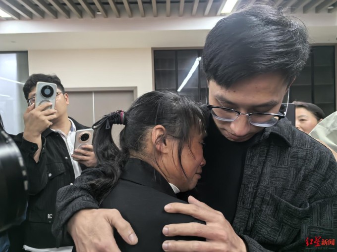 Bà Lưu ôm con trong ngày đoàn tụ. Ảnh: QQ