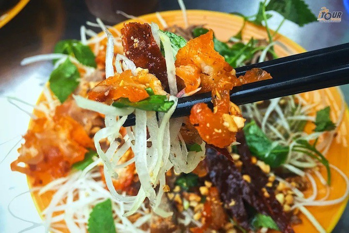 Món nộm bò khô rất hợp cho các chiều hè nắng nóng. (Ảnh: iTour)