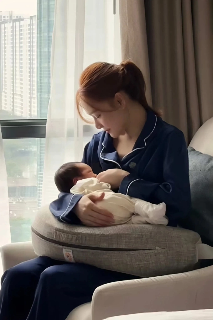 Diễn viên chăm sóc bé Joy lúc ở cữ.