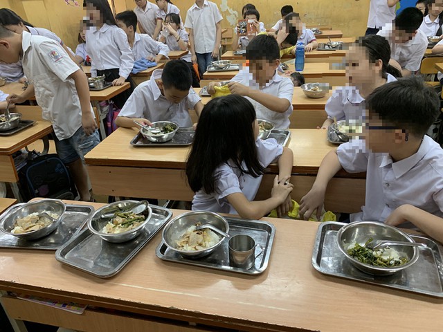 Bữa ăn bán trú phải trải qua chuỗi quy trình giám sát an toàn thực phẩm 3 bước: Nguyên liệu đầu vào – sơ chế - bàn ăn. (Ảnh chỉ mang tính chất minh hoạ)