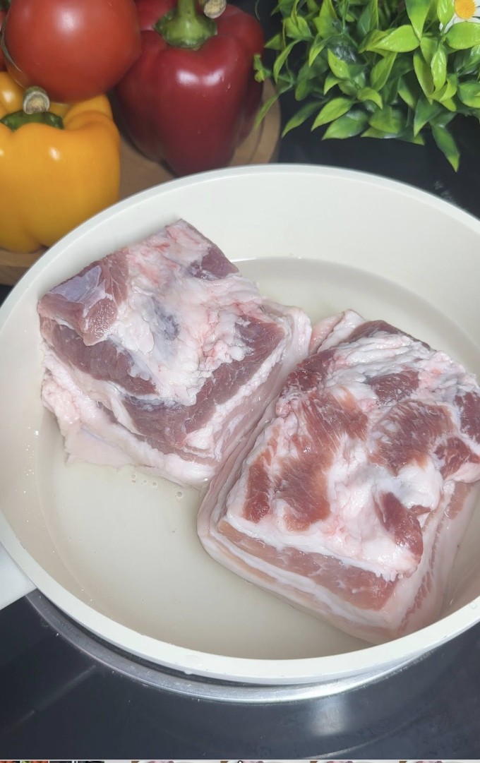 Làm heo quay 'ba không' bằng nồi chiên không dầu: bì nổ giòn rụm, thịt mềm ẩm - 1