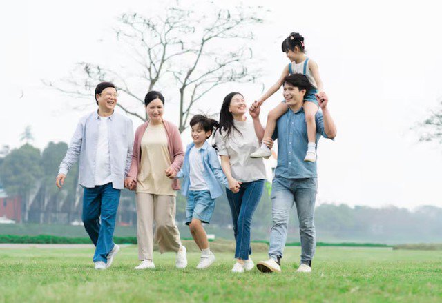 Khi cha mẹ thường xuyên trò chuyện, đặt câu hỏi, lắng nghe và tương tác với con, trẻ sẽ được kích thích khả năng tư duy và diễn đạt. Ảnh minh họa