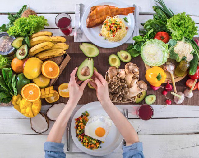 Việc bổ sung trái cây như táo, lê, bưởi… cùng nguồn protein chất lượng cao từ hải sản, thịt gà, cá có thể hỗ trợ quá trình trao đổi chất và tăng cường miễn dịch. Ảnh minh họa