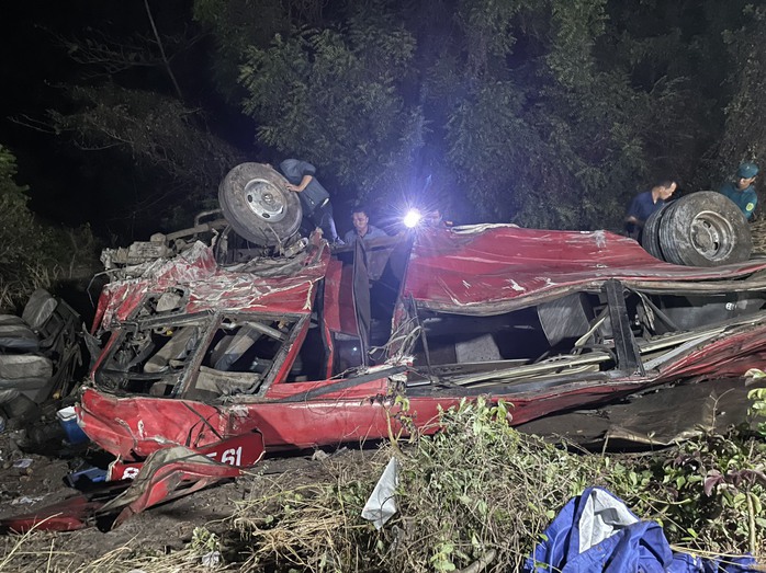 Chiếc xe khách biến dạng sau khi lao xuống vực. Ảnh: DT