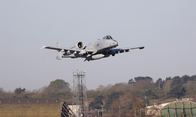 Cường kích A-10 cất cánh từ căn cứ không quân Lakenheath, Anh ngày 8/4. Ảnh: Stewart Jack