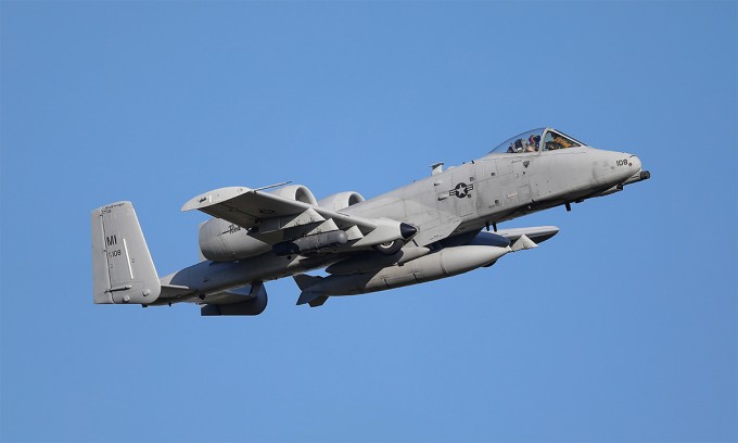 Cường kích A-10 cất cánh từ căn cứ không quân Lakenheath, Anh ngày 8/4. Ảnh: Stewart Jack